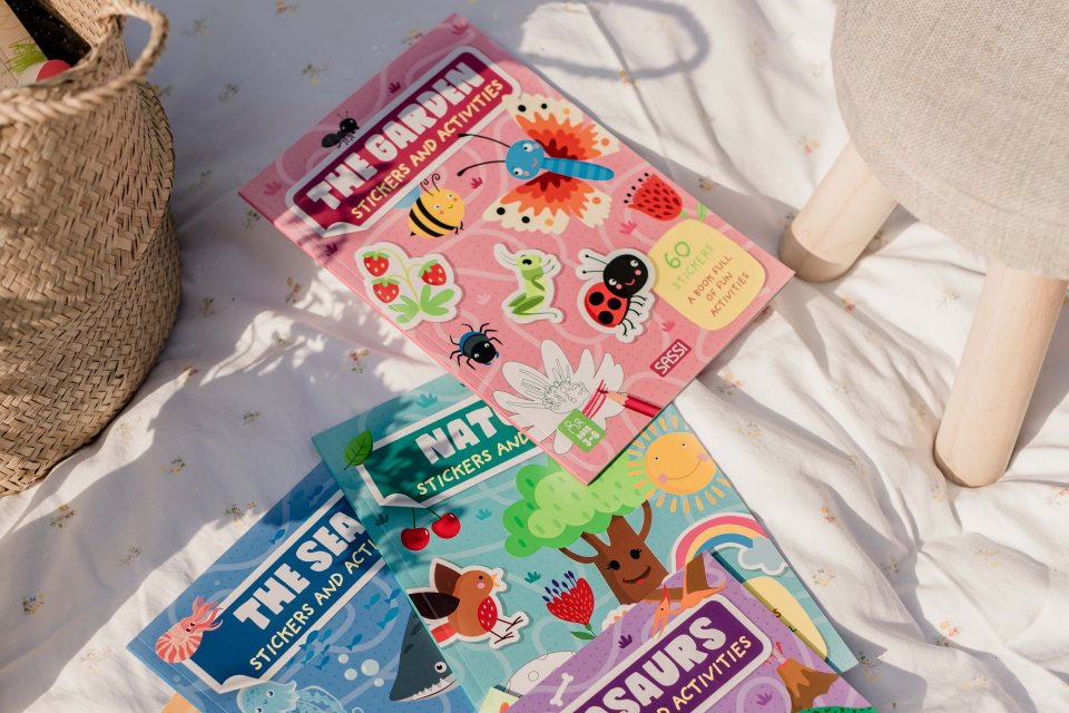 Libri con adesivi attacca stacca per bambini